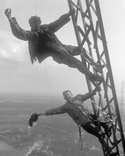 Zwei Arbeiter ungesichert auf einem Gerüst.